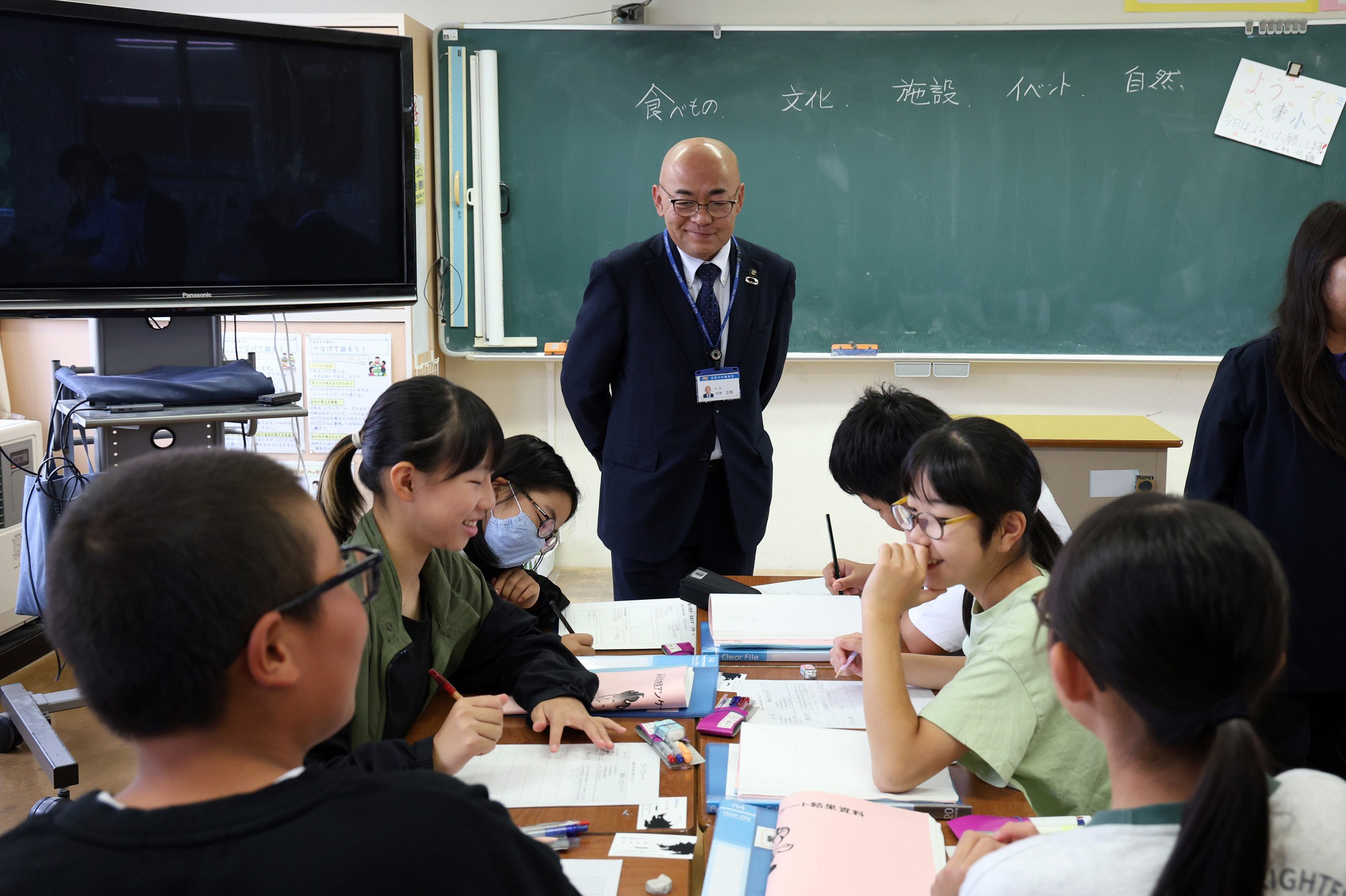 大東小学校児童のグループワークを見学する大寺正晃市長