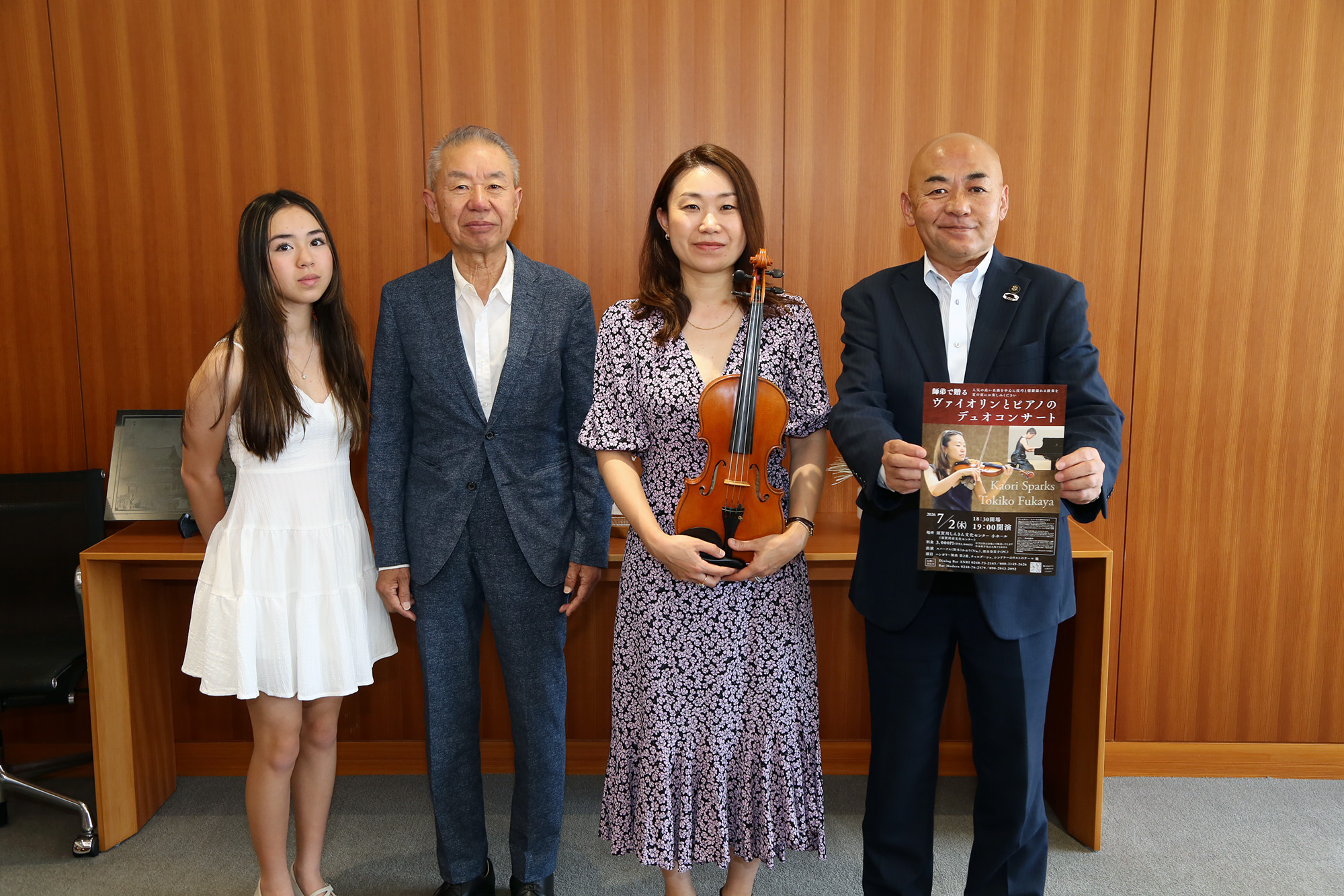 コンサート開催を大寺正晃市長に報告したスパークス（野木）かおりさん（右から2人目）