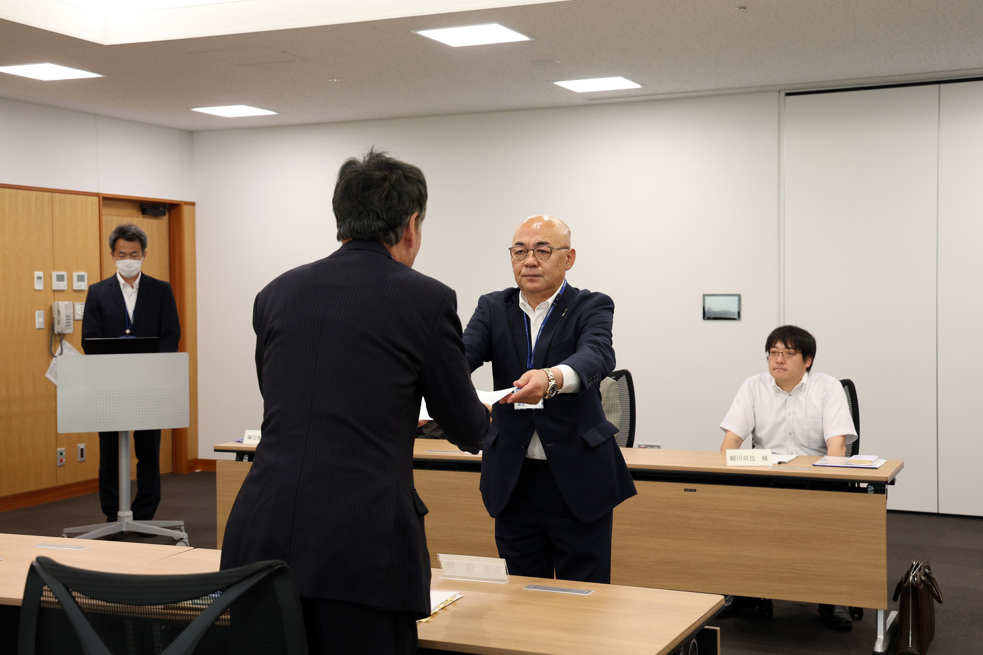 委員5名に委嘱状を交付する大寺正晃市長