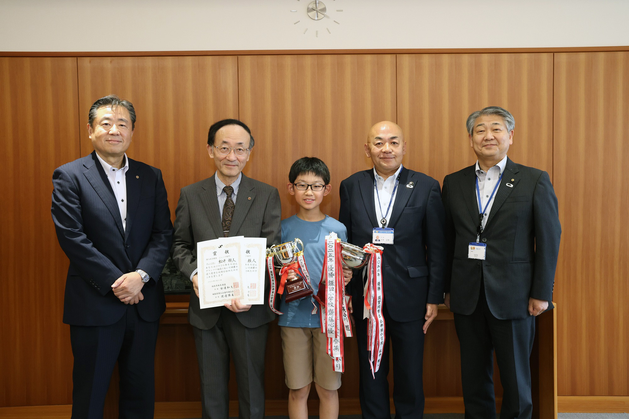 読上暗算競技ジュニア部門でチャンピオンになった松井頼人さん（写真中央）