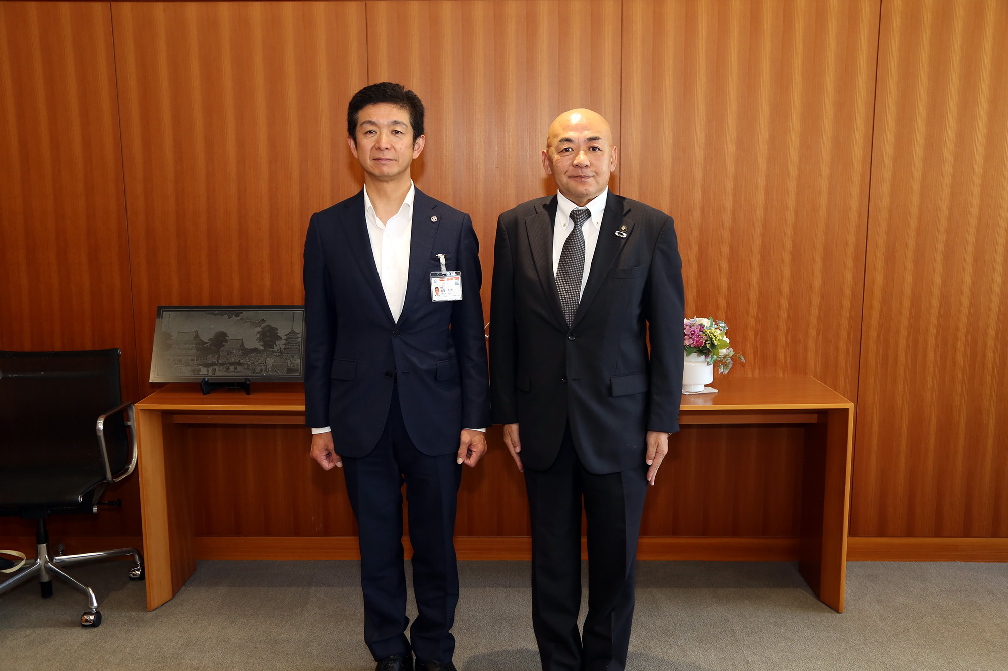 ウルグアイへの派遣を大寺正晃市長に報告したシニア海外協力隊 有賀久芳さん（写真左）