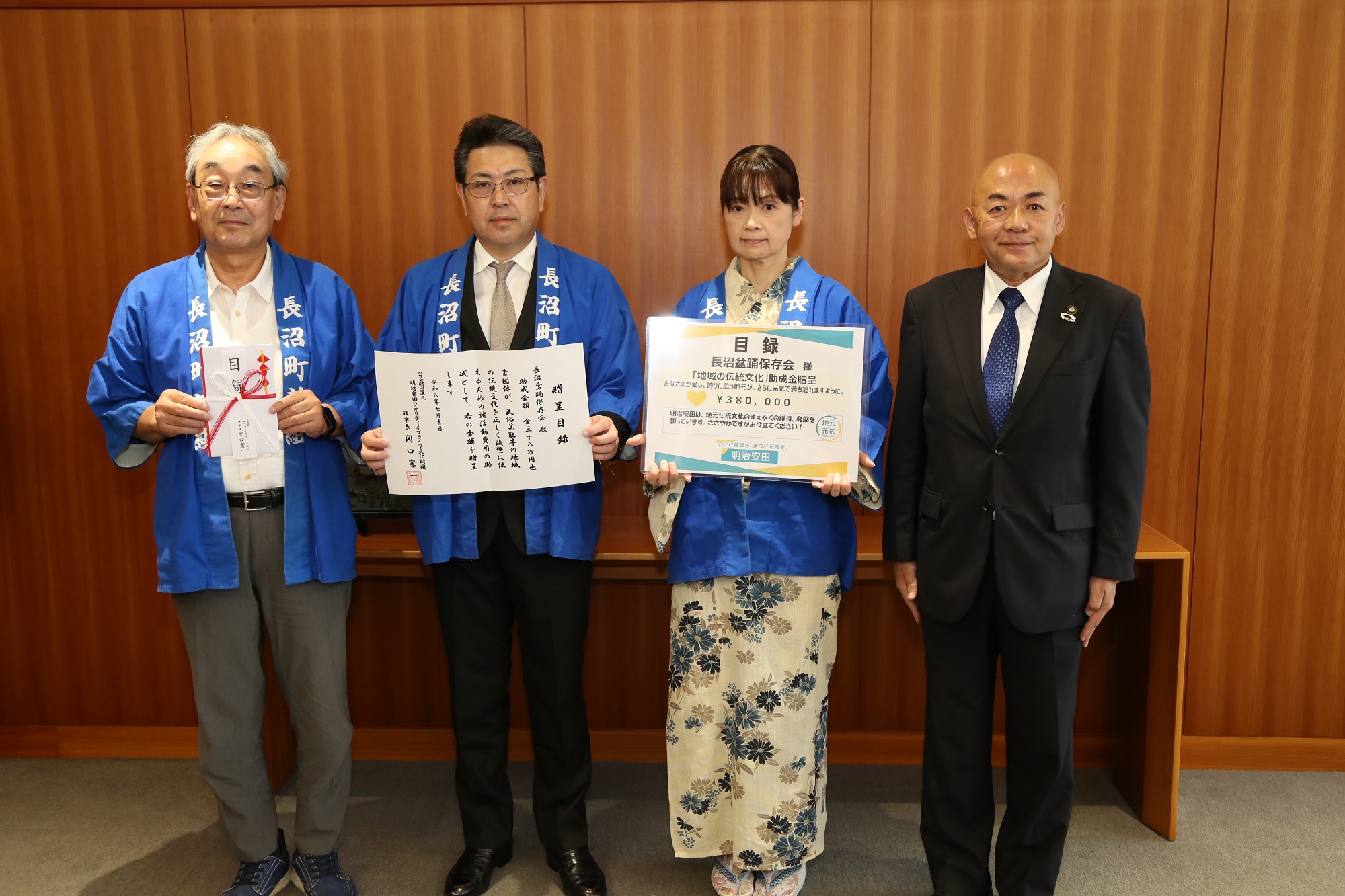 助成決定を大寺正晃市長に報告した長沼盆踊保存会久保直幸会長ほか（写真左より2番目）