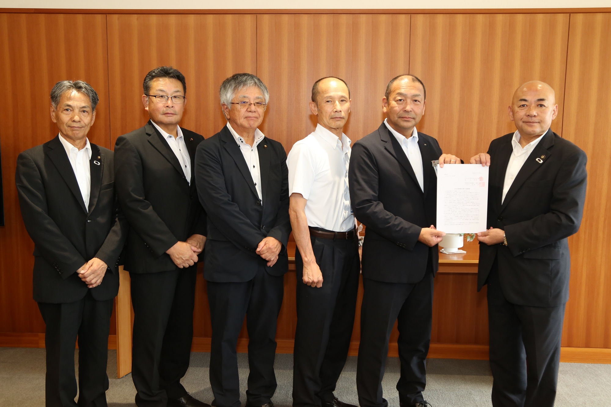 大寺市長へ要望書を提出する私鉄福島交通労働組合須賀川支部加藤政之支部長ほか（写真右より2番目）