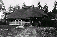 江藤長俊がひらいた茅葺屋根の医院のモノクロ写真