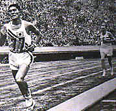 円谷選手がほかの選手の前を走っているモノクロ写真