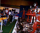 複数のウルトラマンの大きなフィギュアが展示されているのを多くの観客が見ている写真