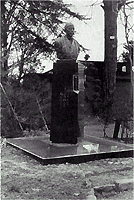 柳沼源太郎の胸像のモノクロ写真