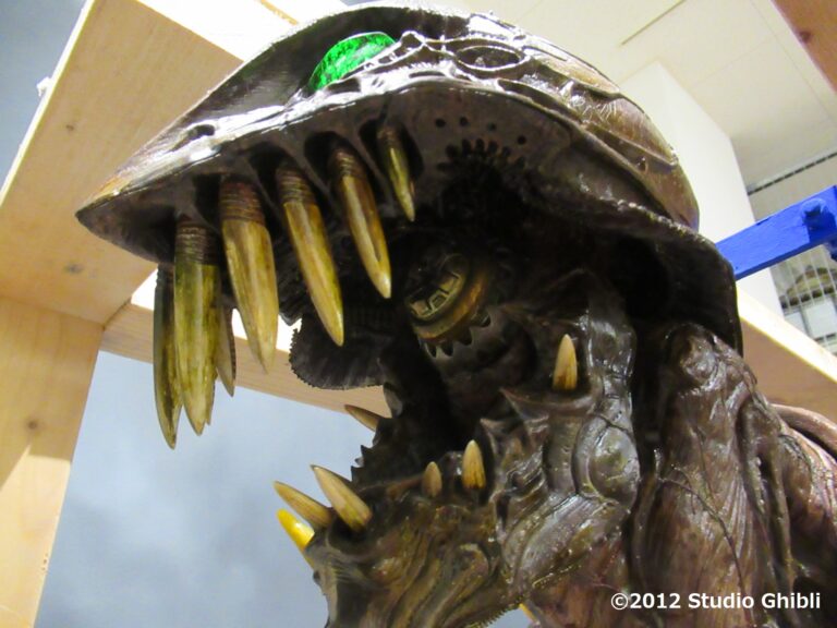 ロッドパペットの頭部が口を大きく開け、鋭く長い上顎の歯と歪に飛び出る短めの歯の奥からビーム発射口がうっすらと見える写真