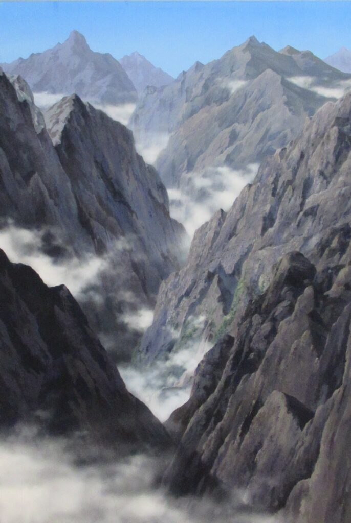 険しく切り立った灰色の岩山が連なり、谷底から中腹にかけて白い霧が幻想的に立ち込める様子を描いた背景画