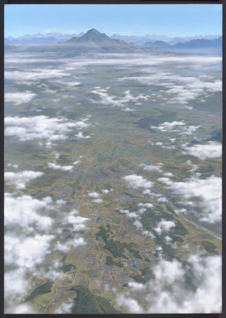 上空から見下ろした広大な平野には田畑や集落が整然と広がり、所々に白い雲が浮かぶ中、遠方には雲海の上にそびえ立つ雄大な山脈と鋭い山頂を持つ高い山が見える背景画の写真