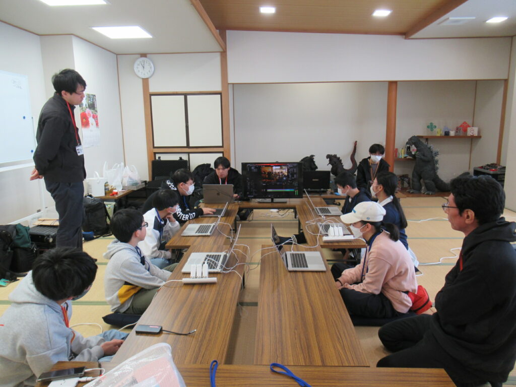 和室に並べられた長机を囲み、複数の参加者たちがノートパソコンを操作しながら作業に取り組んでいる写真