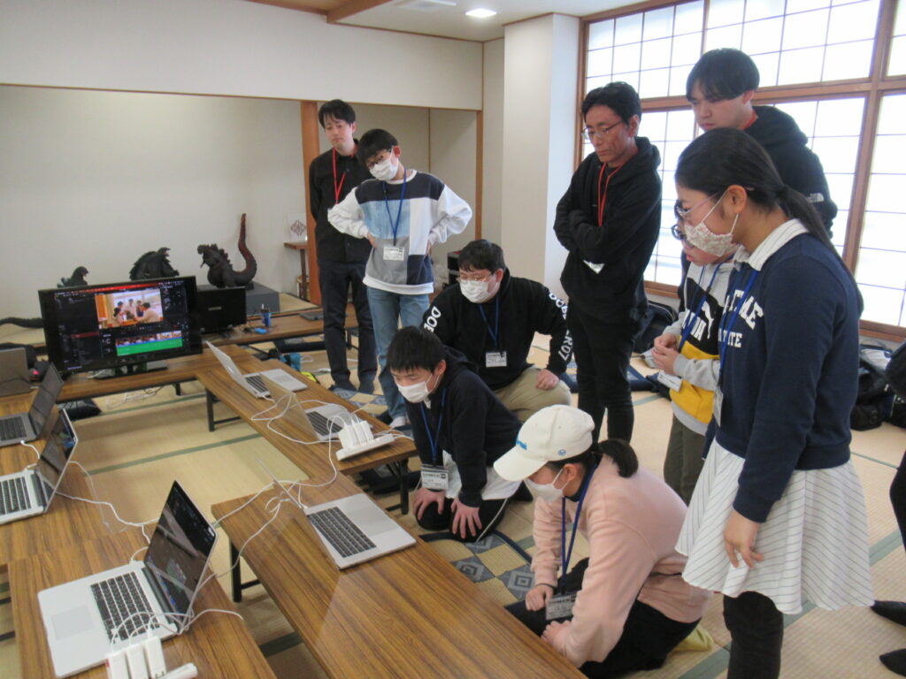 和室の長机で1つのノートパソコンに参加者と講師が集まり編集した画像を見ている様子の写真