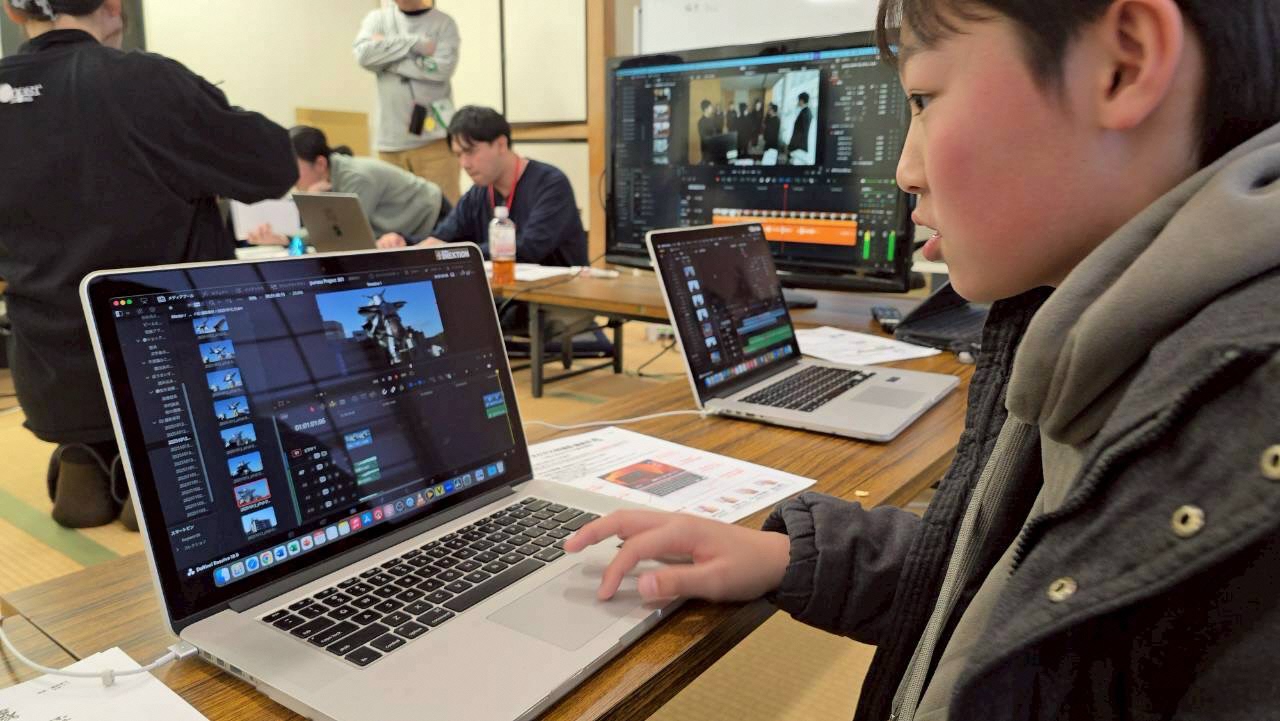 ノートパソコンで映像編集をしている塾生の様子、画面上では映像編集ソフトが操作されている