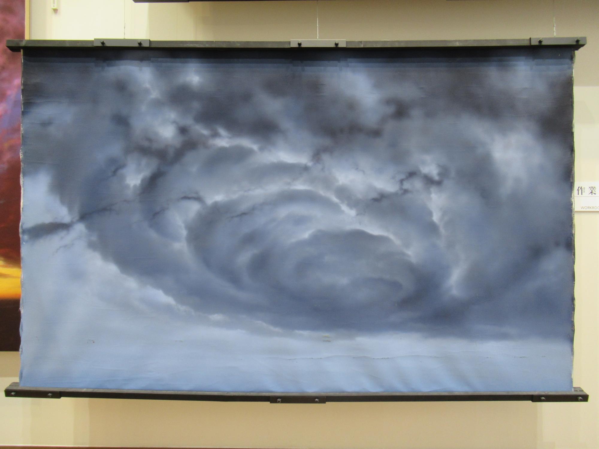 島倉氏が描いた暗雲の背景画ターポリンの画像