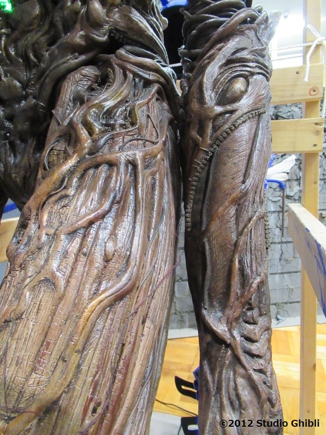 太い血管が表面に現れ繊維質で有機的な質感を持つロッドパペットの茶色い前腕や大腿部の写真