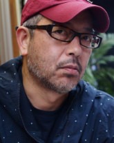 尾上克郎特撮監督の顔写真