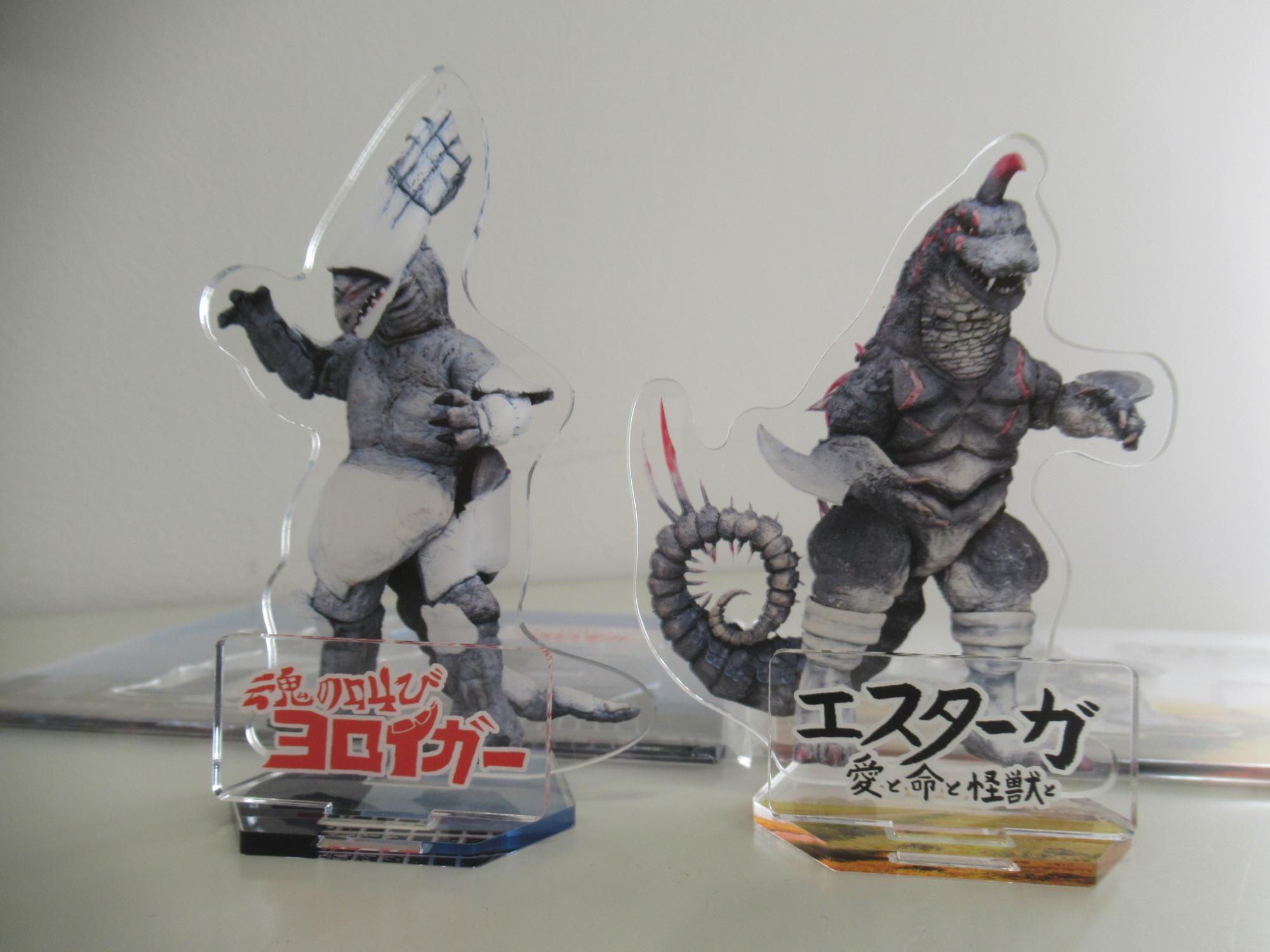 怪獣が印刷されたアクリルスタンドが2種類並んでいる写真