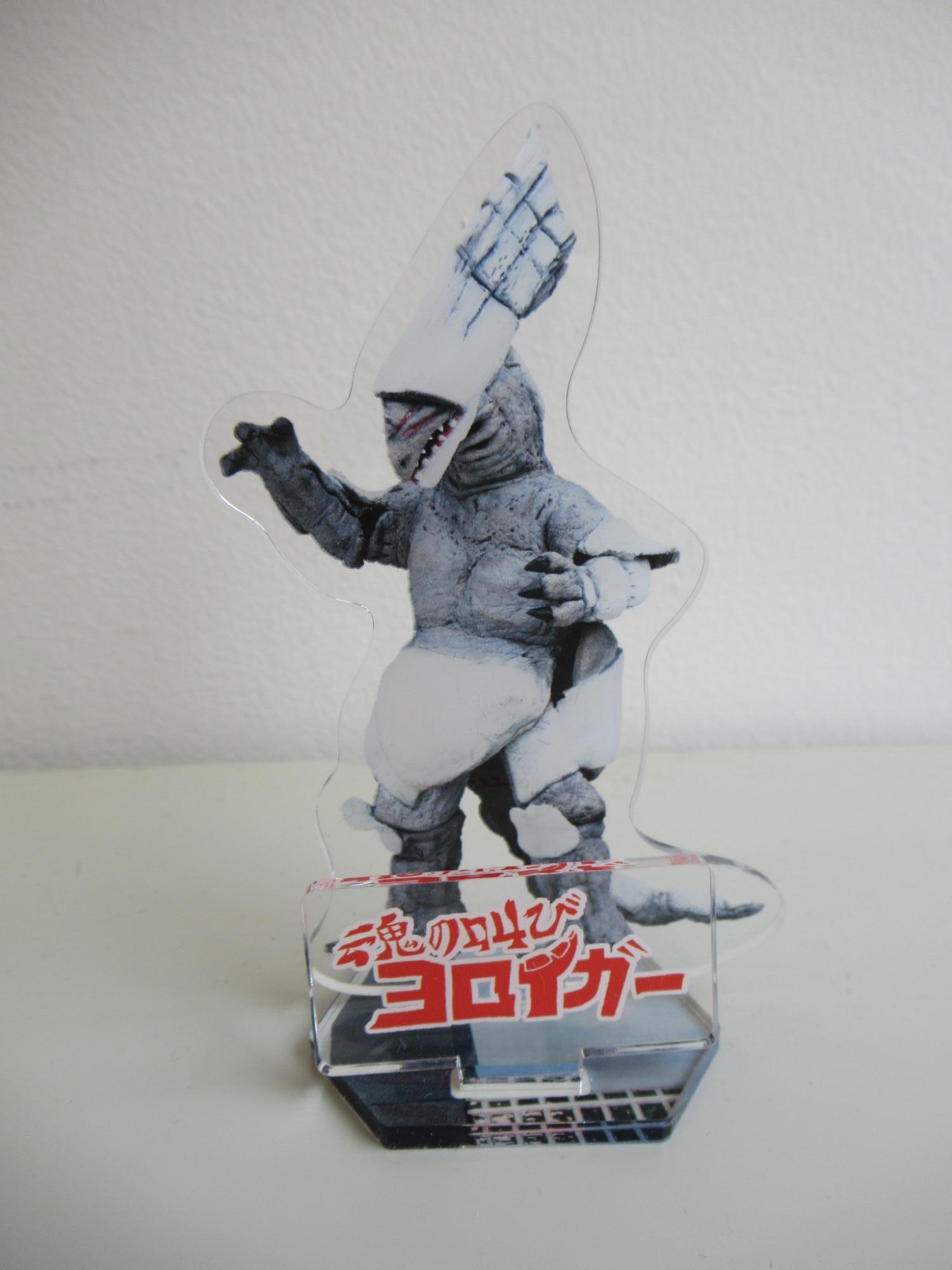 ヨロイガーが印刷されたアクリルスタンドの写真