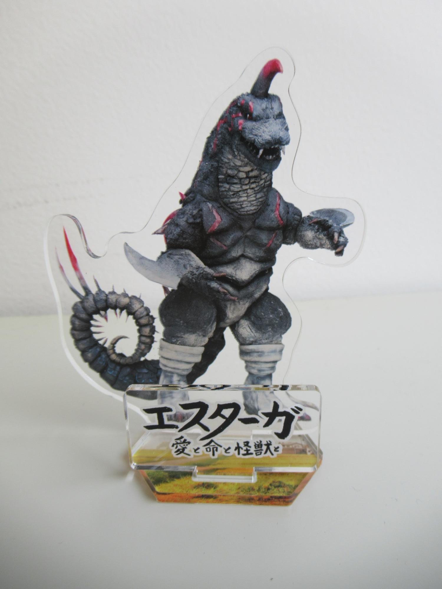エスターガが印刷されたアクリルスタンドの写真