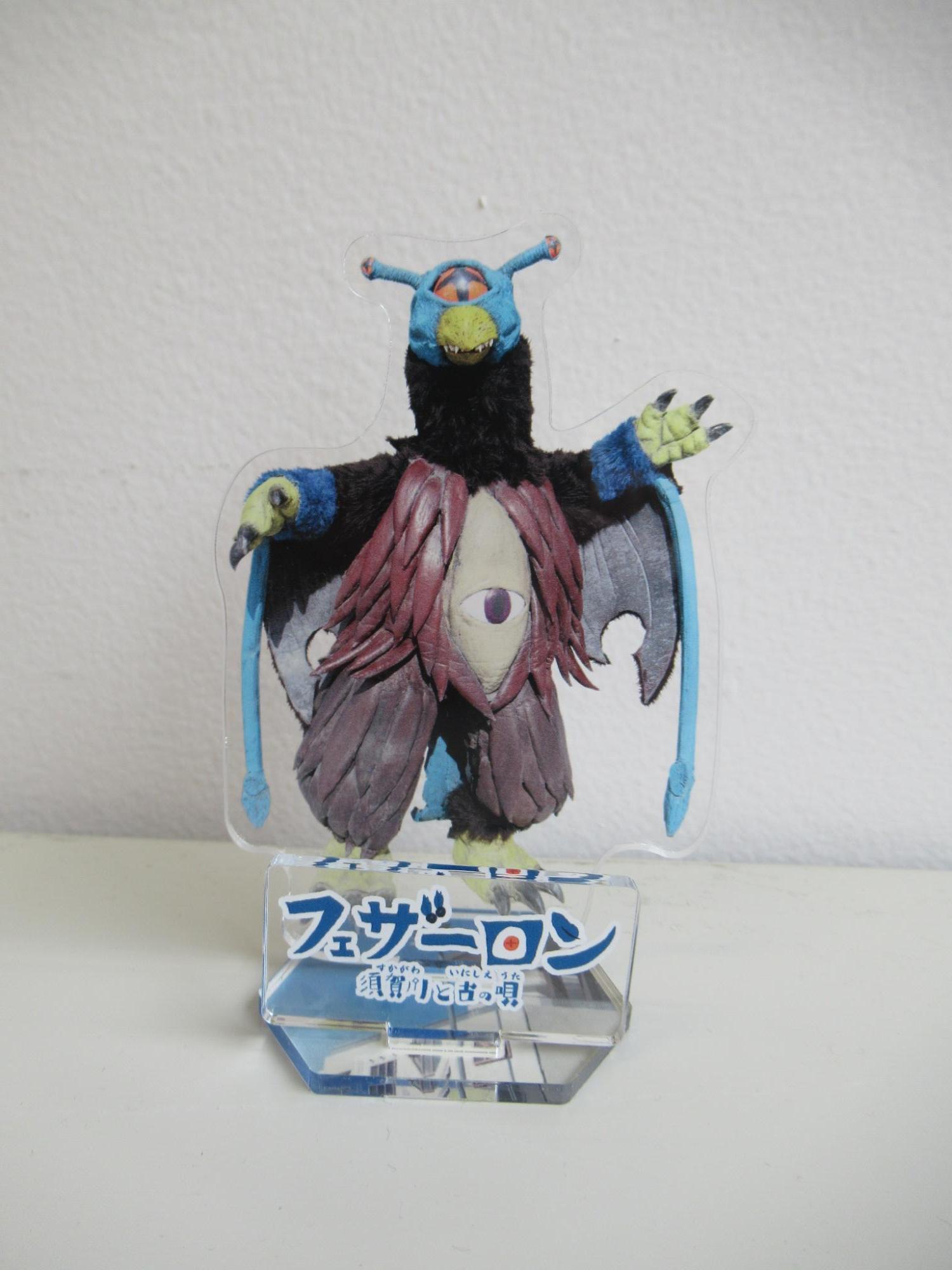 フェザーロンが印刷されたアクリルスタンドの写真