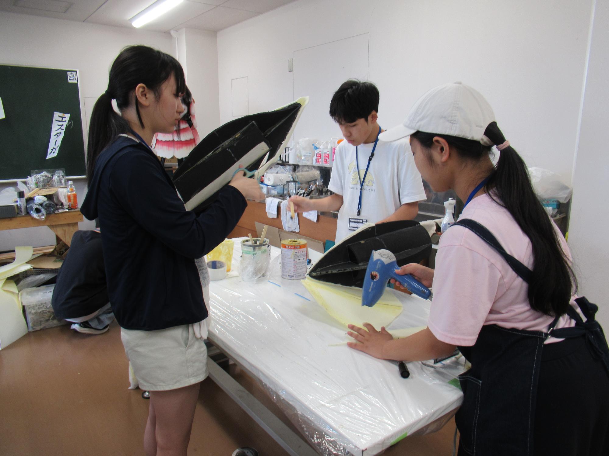 すかがわ特撮塾の活動で塾生たちが宇宙人の着ぐるみを制作している様子。写真は手のパーツを制作しているチーム。