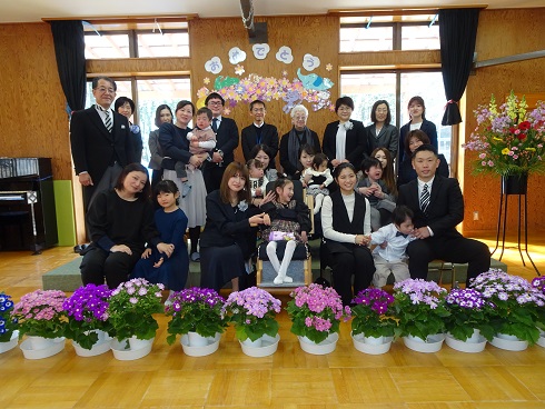 複数の人が集まっての記念撮影の写真