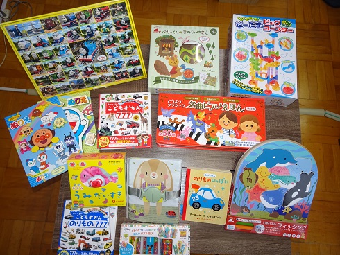 音が出る絵本や、パズルなどいろいろな絵本を並べられている写真