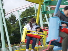 黄色と赤の座席を持つパラトルーパーに二人が乗っている写真