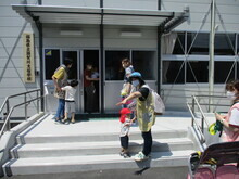 須賀川支援学校の玄関の出入り口の階段に職員と子どもたち数名が立っている様子の写真