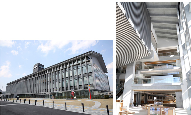 左：近代的な外観を持つ4階建てほどの大きなビル正面の全景、右：吹き抜けが特徴的な明るく開放感のある屋内ロビーの様子を並べた福島県須賀川市の市役所庁舎の外観と内観を記録した2枚組みの写真