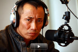 録音スタジオでヘッドホンを着けた長渕剛さんが前方の大型マイクに向かって話している様子の写真