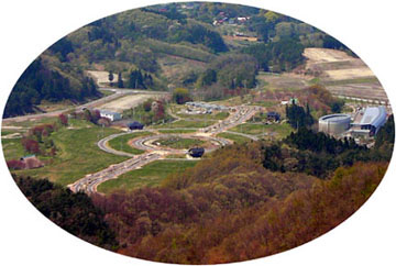 円形の広場や道路が整備され、住宅が点在する、豊かな緑に囲まれたガーデンタウン虹の台の全景写真