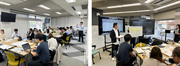 左：会議室で多くの参加者が5、6人に分かれてテーブルを囲みパソコンを操作しつつ議論に集中している様子を後方からスマートフォンで男性が撮影している写真、右：ホワイトボードに付箋の貼られた資料を掲げながら発表する男性の話を多くの参加者が聞いている写真