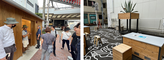左：木目調の壁が印象的な建物の入り口で説明を聞くグループの視察風景の写真、右：地面に大胆なグラフィックアートが描かれ、木製のベンチやプランターが配置された都会的なポケットパークの様子の写真