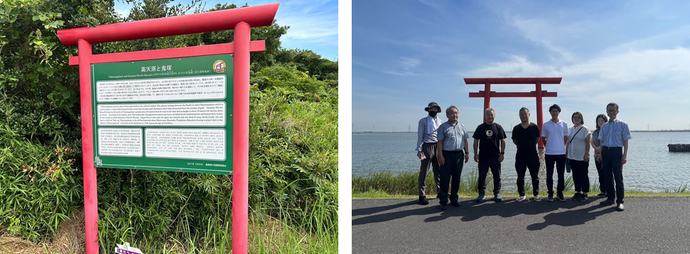左：「高天原と鬼塚」という伝承を記した赤い鳥居の解説板が緑豊かな草むらに立っている様子の写真、右：水辺に立つ赤い鳥居を背景に視察メンバーが並んで記念撮影を行う風景の写真
