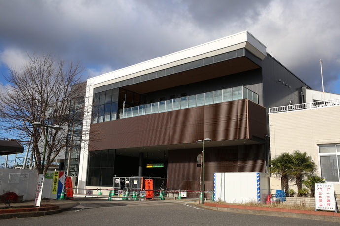 茶色い格子状の外壁が特徴的な須賀川駅東西自由連絡通路外観の写真