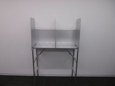 仕切りで2つのブースに区切られた2人用投票記載台の写真