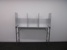 仕切りで3つのブースに区切られた3人用投票記載台の写真