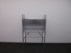 三方をパネルで囲まれた幅広の車椅子用投票記載台の写真