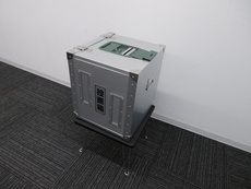 シルバーの四角に箱の正面に「投票箱」と書かれた投票箱が台座に乗せられた写真