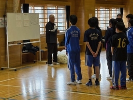 指導者からのアドバイスを聞く