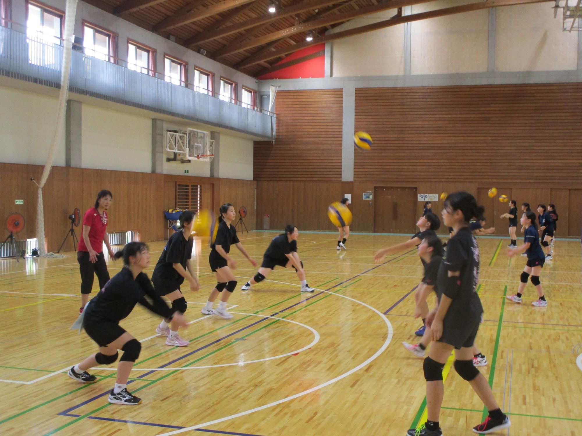 バレーボール休日合同部活動の写真（その2）