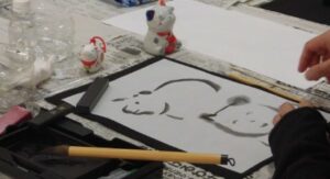 半紙に筆で動物のイラストが描かれている写真