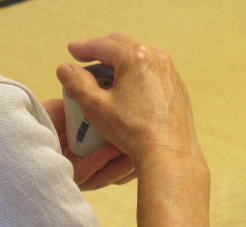 白い香炉を両手で包み込むように持っている写真