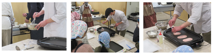 左：白衣を着た安藤先生がボウルの中で材料を混ぜ合わせている写真、中：参加者が周りで見学する中、安藤先生がホットプレートの上にピンク色の生地を楕円形に薄く広げて焼いている写真、右：ホットプレートの上のピンク色の生地を手で持ち上げている安藤先生の手元の写真