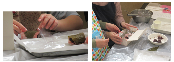 左：完成したばかりの桜餅を透明なフィルムで丁寧に包んでいる写真、右：出来上がった複数の桜餅を白いギフトボックスの中に詰め合わせている写真