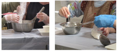 左：ビニール手袋をはめた参加者がステンレス製のボウルに、ビニール袋に入った材料を入れている写真、右：ステンレス製のボウルに入った生地を泡だて器で混ぜ合わせている手元の写真