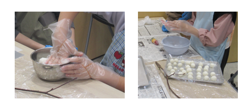 左：ビニール手袋を着用した人がボウルの中で白い生地を捏ねている写真、右：成形された団子状の生地がバットの上に等間隔に並べられている写真