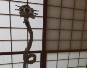 障子にろくろっくびのシルエットが浮かんでいる写真