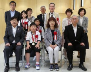 受賞者と関係者が前後3列にならんで写した記念写真